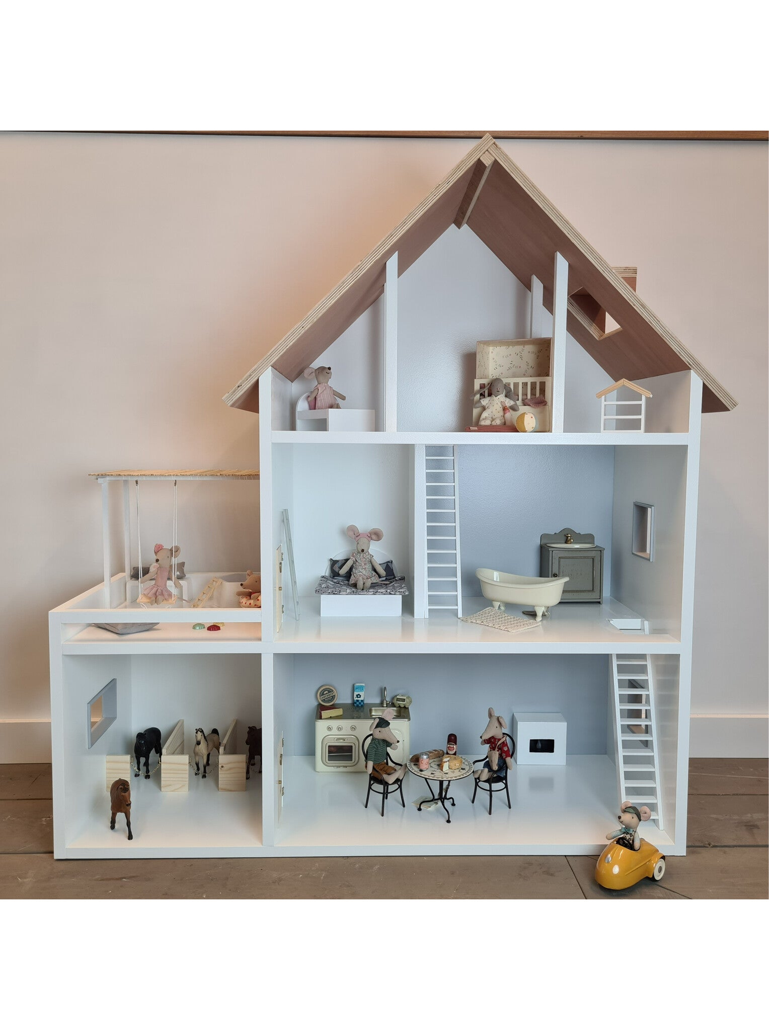 Maatwerk poppenhuis met pergola en paardenstallen