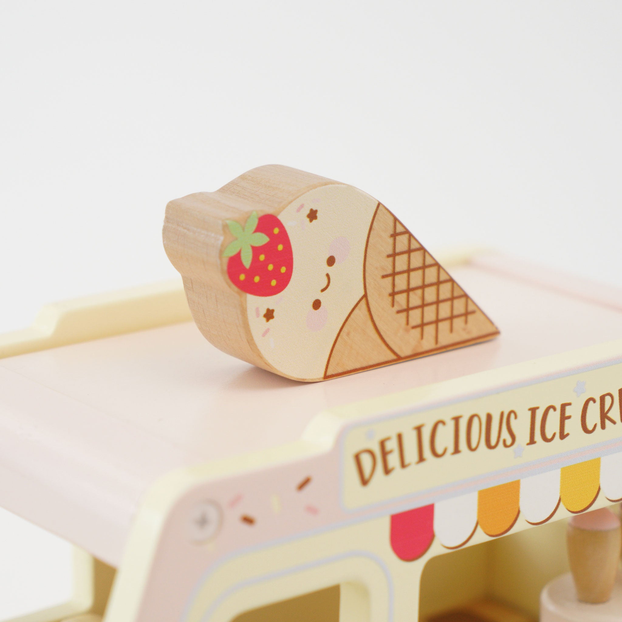 ME083-dolly-ice-cream-van-2022-magnetic-topping