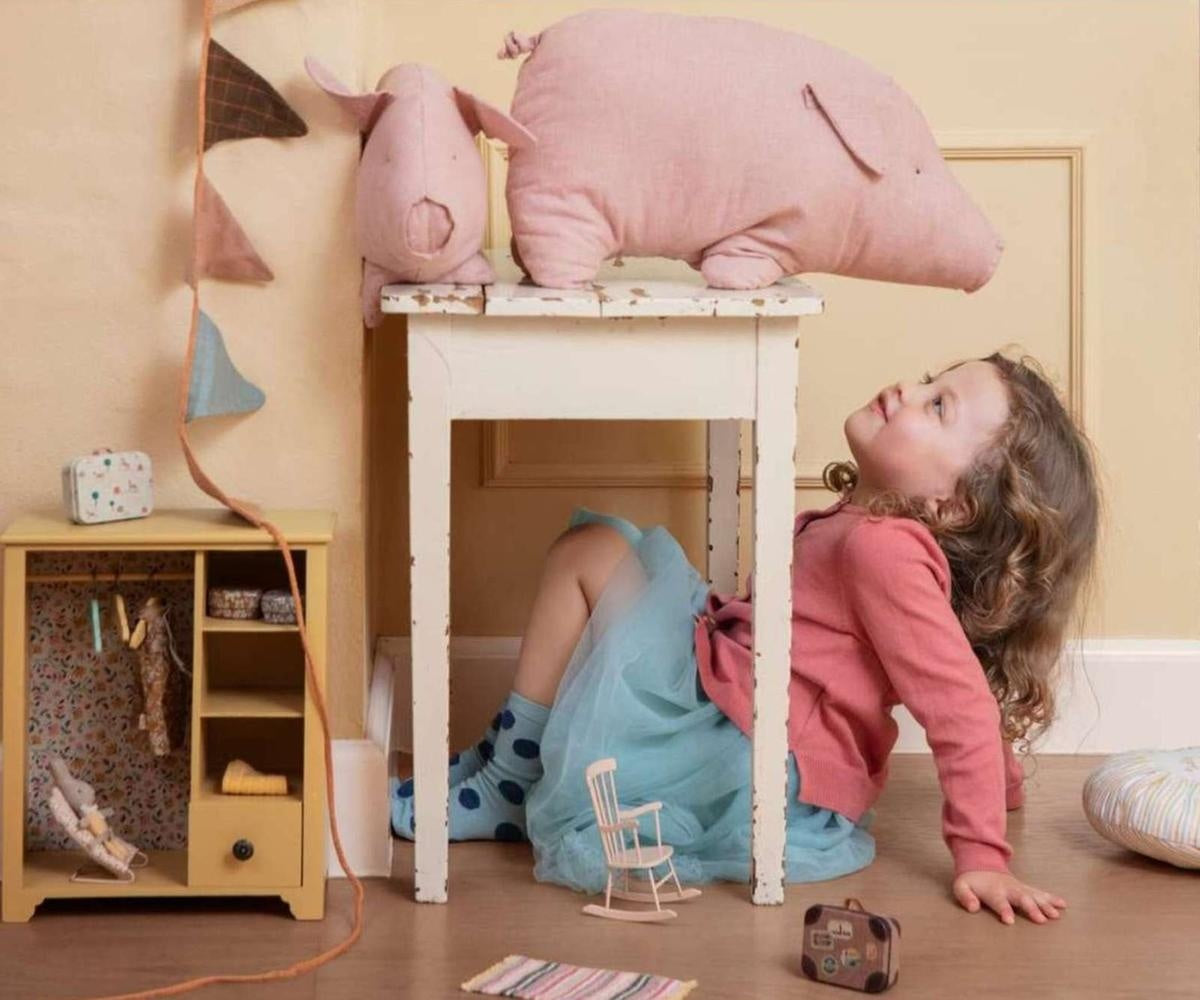Pig in Kids Room-1200px